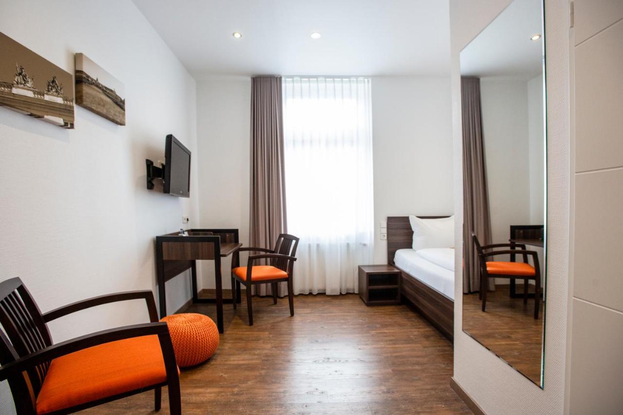 Sevendays Hotel คาร์ลสรูเฮอ ภายนอก รูปภาพ
