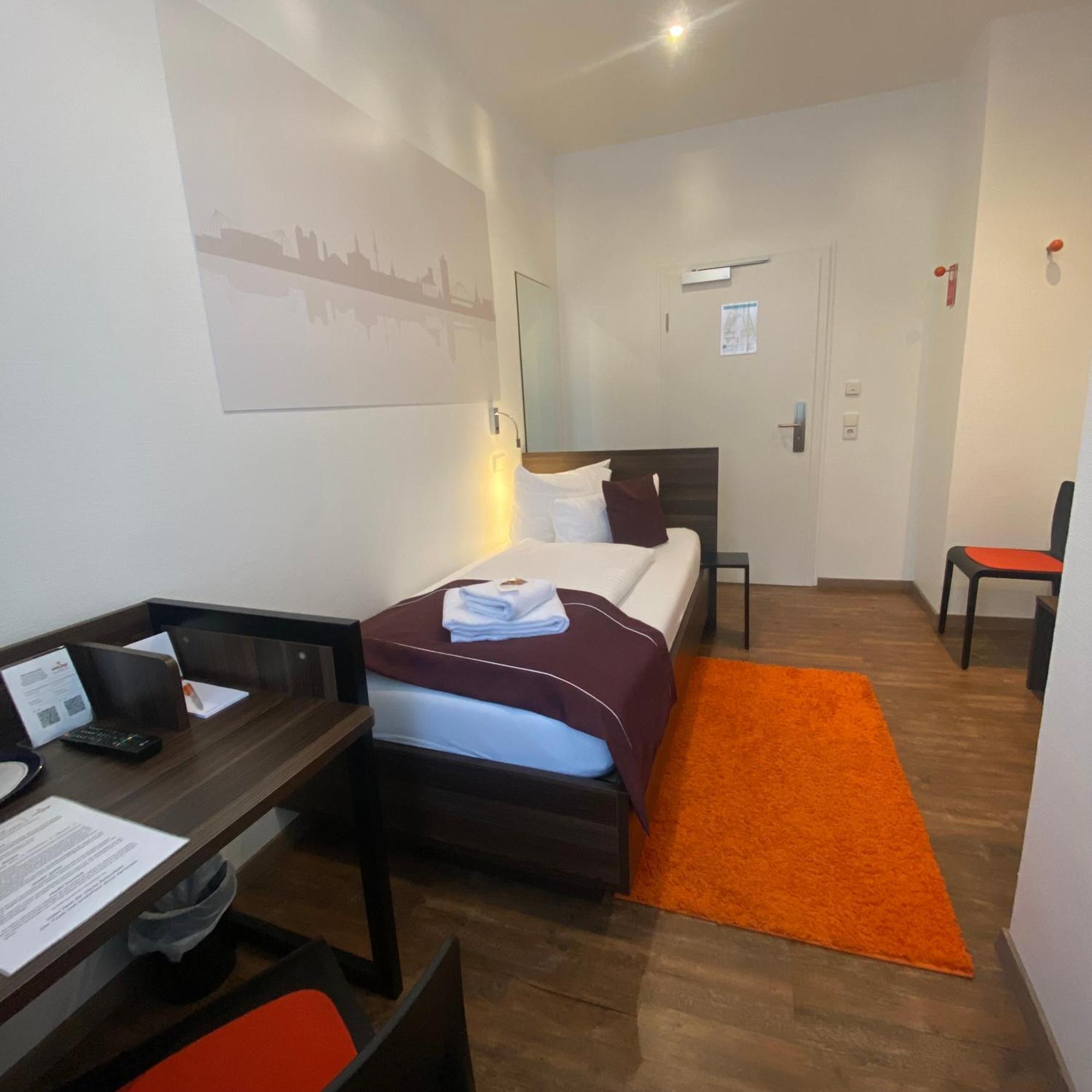 Sevendays Hotel คาร์ลสรูเฮอ ภายนอก รูปภาพ