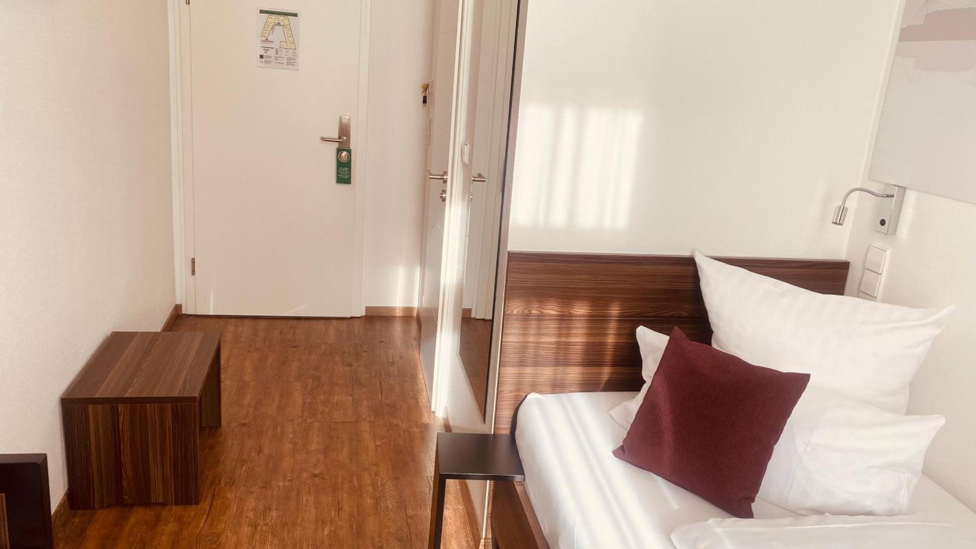 Sevendays Hotel คาร์ลสรูเฮอ ภายนอก รูปภาพ