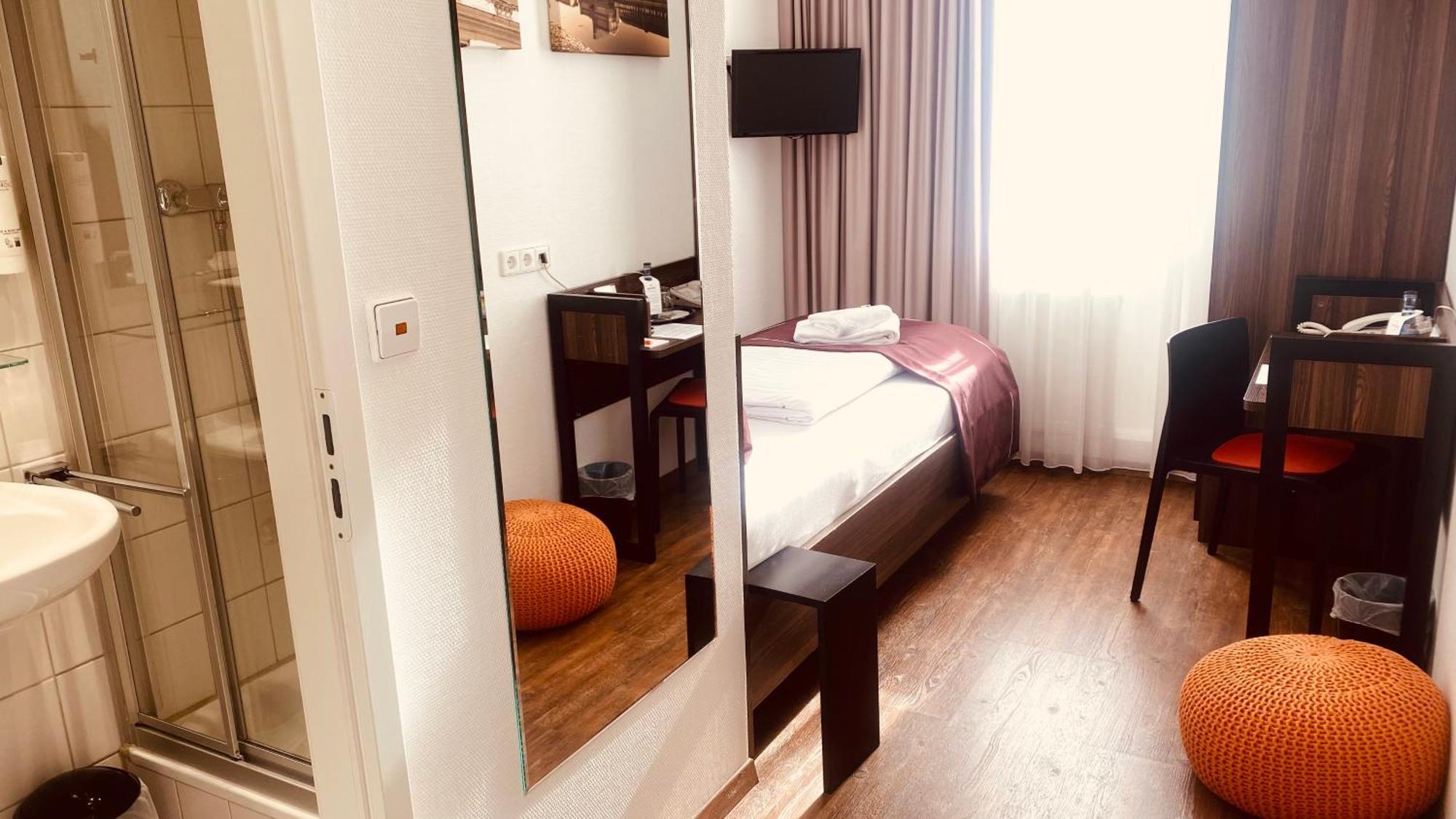 Sevendays Hotel คาร์ลสรูเฮอ ภายนอก รูปภาพ
