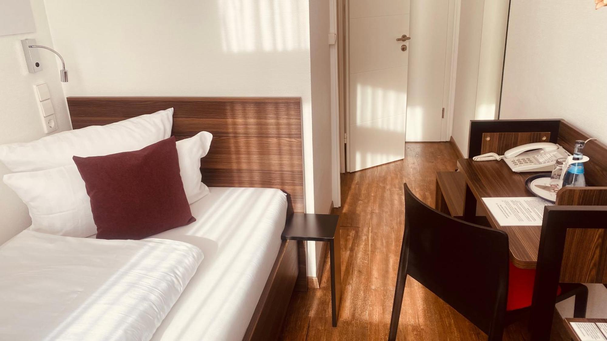Sevendays Hotel คาร์ลสรูเฮอ ภายนอก รูปภาพ
